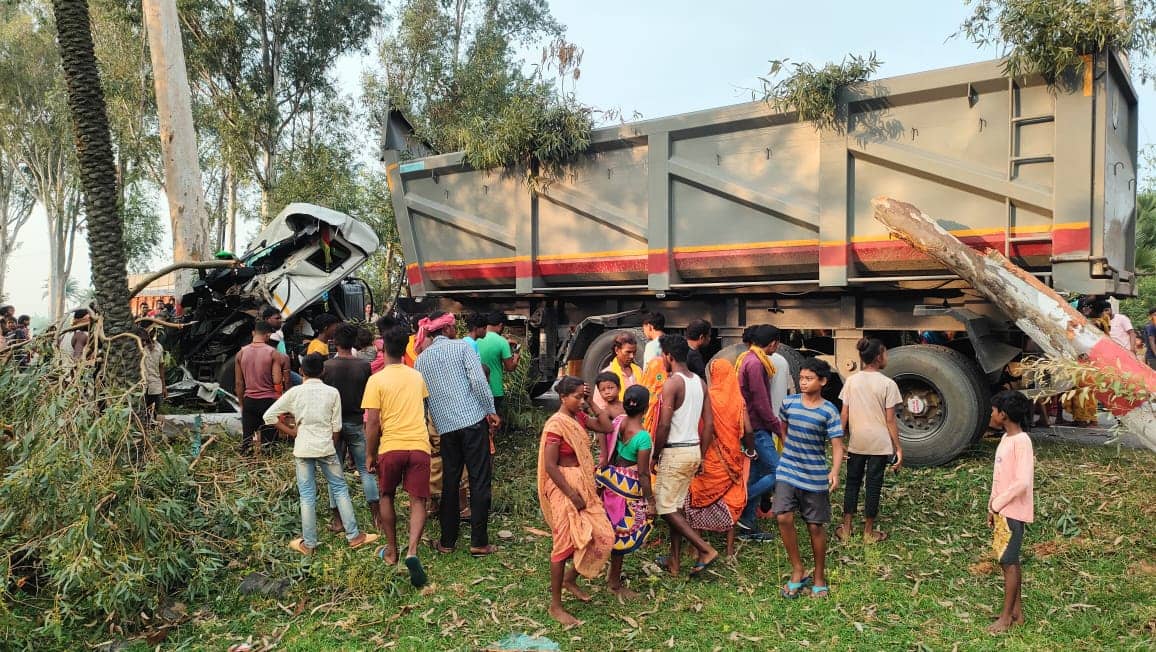 अनियंत्रित हाइवा की चपेट में आयी तीन सहेली, दो की मौत,  एक अस्पताल में लड़ रही जिंदगी और मौत की जंग