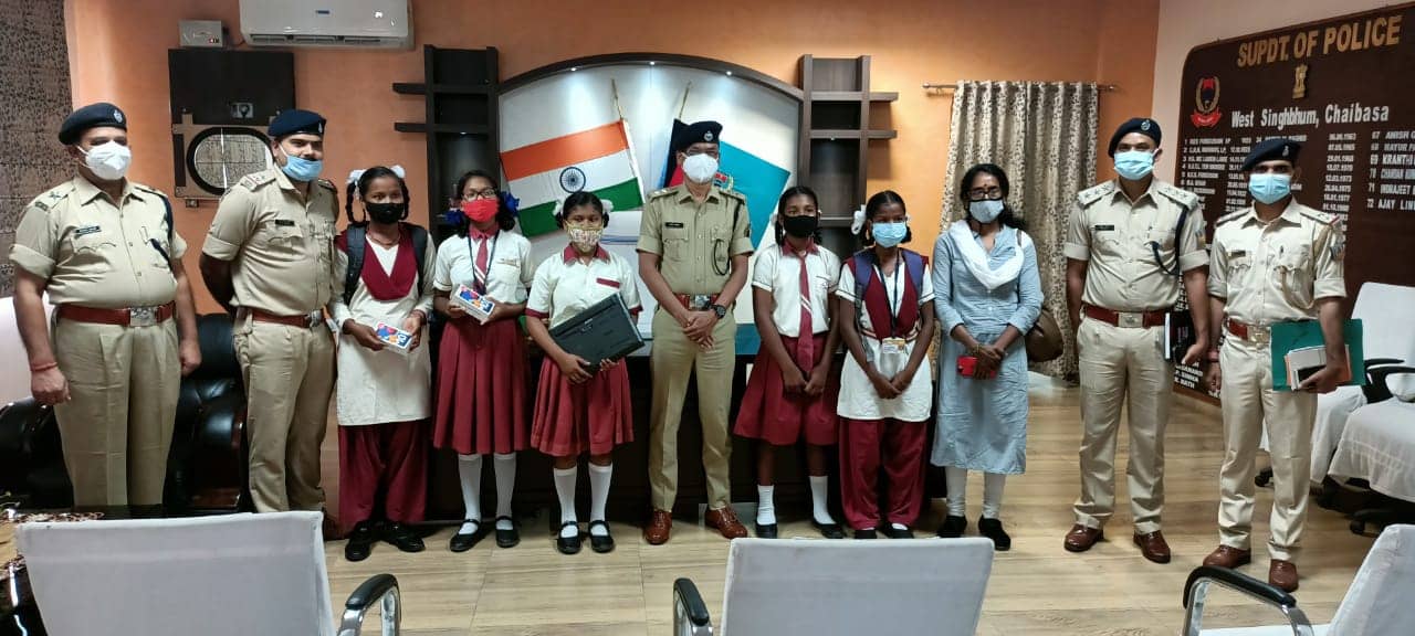 ऑन लाइन पढाई के लिए गरीब बच्चों के बीच एसपी ने बांटा मोबाइल फोन और लैपटॉप