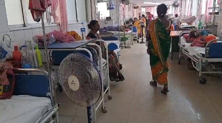 जमशेदपुर:अपने कारमाने से फिर सुर्खियों में कोल्हान का एमजीएम अस्पताल, इमरजेंसी वार्ड में कई पंखे खराब, लेकिन प्रबंधन को नहीं है ध्यान