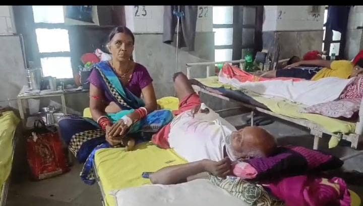 बिहार का जानलेवा अस्पताल! मुजफ्फरपुर सदर अस्पताल के मरीज पर गिरा छत का प्लास्टर, मचा हड़कंप, पढ़ें कैसी है मरीज की हालत
