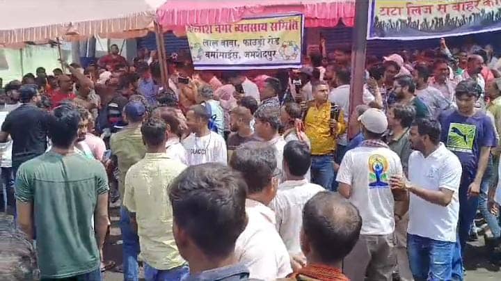 जमशदेपुर:बर्मामाइंस के लालबाबा फाउंड्री तोड़े जाने के विरोध ने पकड़ा तूल, सड़क पर उतरे डॉ अजय कुमार, बीजेपी से जमकर हुई तू तू, मैं मैं