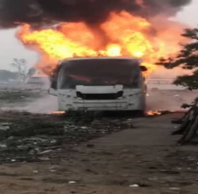 खड़ी बस में अचानक लगी आग, एक ही हफ्ते में आगजनी की दूसरी घटना