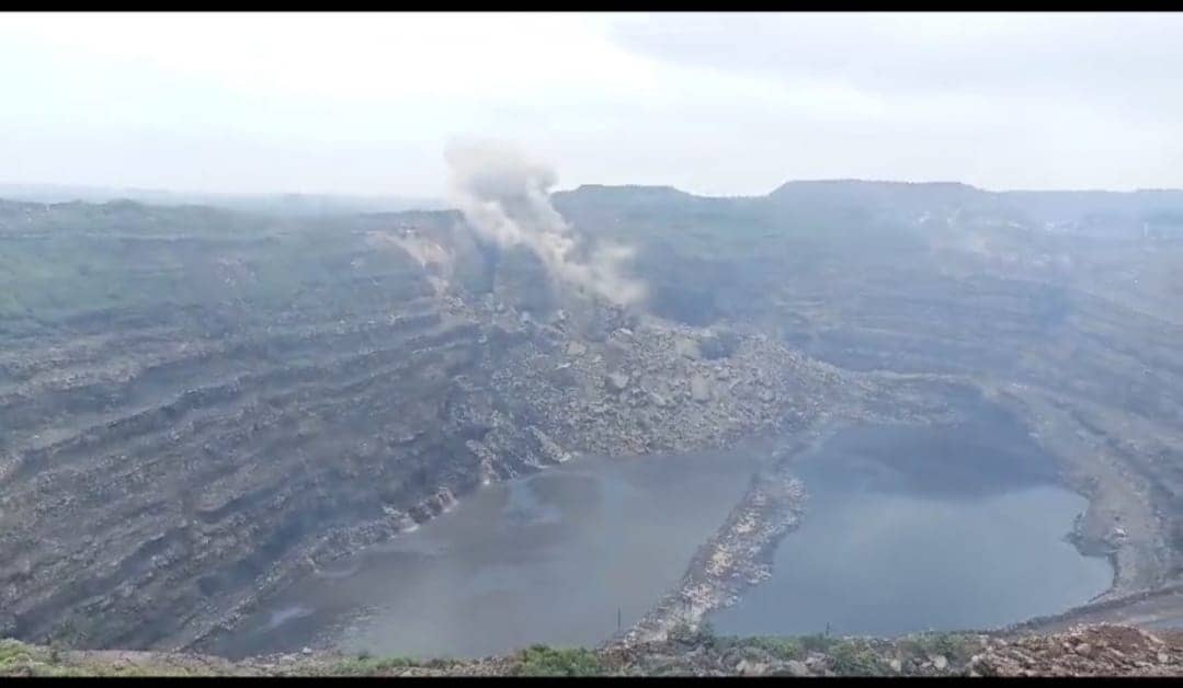 बारिश का साइड इफ़ेक्ट:  झरिया में लैंड स्लाइड हुआ और उठने लगे गुब्बारे, घटना के बाद मचा हड़कंप