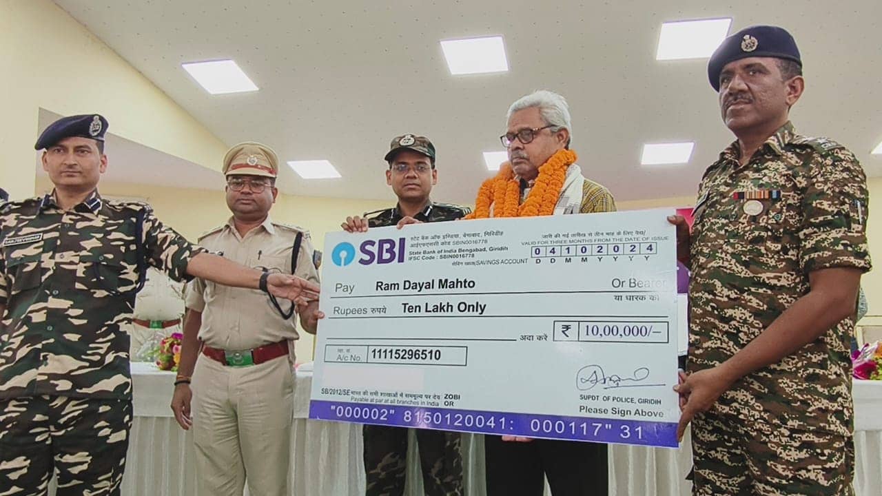 Breaking: गिरिडीह पुलिस मिली बड़ी उपलब्धि, 10 लाख के इनामी नक्सली बच्चन दा ने किया आत्मसमर्पण, पढ़ें इसका इतिहास