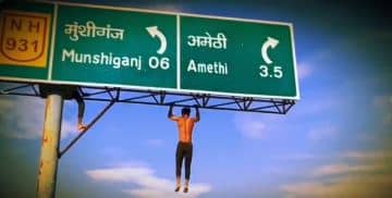 जान जाए पर ‘Reels’ का क्रेज न जाए! साइन बोर्ड में लटक कर युवक ने कर दी ऐसी हरकत, अब पीछे पड़ी पुलिस, देखें वीडियो