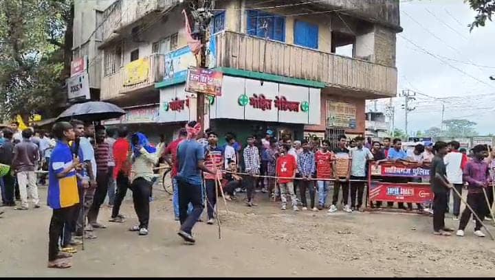 Sahibganj:CGL परीक्षा में गड़बड़ी मामले को लेकर छात्राओं ने खोला हेमंत सरकार के खिलाफ मोर्चा,परीक्षा रद्द कराने को लेकर किया सड़क जाम