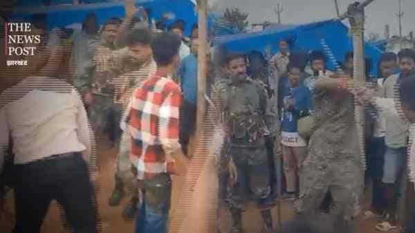 पिट गई झारखंड पुलिस! बेबस और लाचार बन खड़े रहे जवान, ग्रामीण चलाते रहे डंडा और ईंट, देखिए वीडियो  