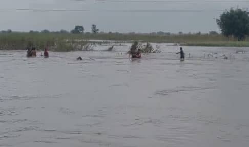 सुपौल में बड़ा हादसा टला, कोसी नदी की तेज बहाव में नाव पलटी, क्षमता से अधिक लोग थे सवार