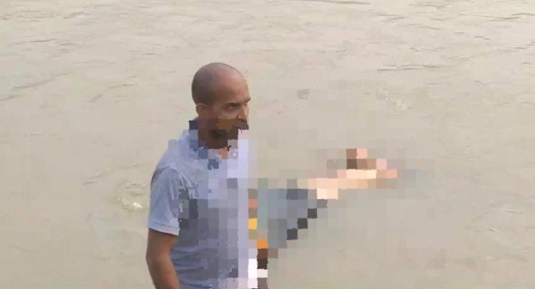 बोकारो: मानवता हुई शर्मसार, पुलिस की मौजूदगी में कोनार नदी से  पैर में रस्सी बांधकर निकाला गया व्यक्ति का शव