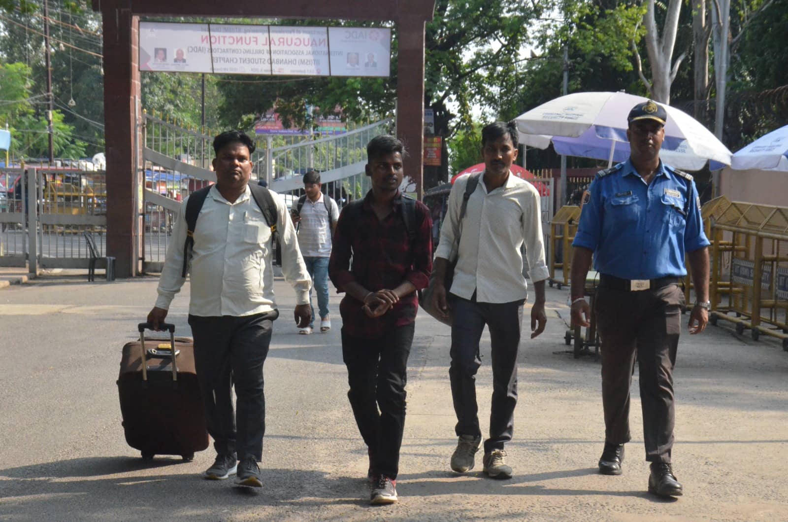 इस मजदूर पिता को सलाम : पढ़िए -झंझावातों से लड़ IIT (ISM) पंहुचा यह जुझारू छात्र क्या कह रहा !