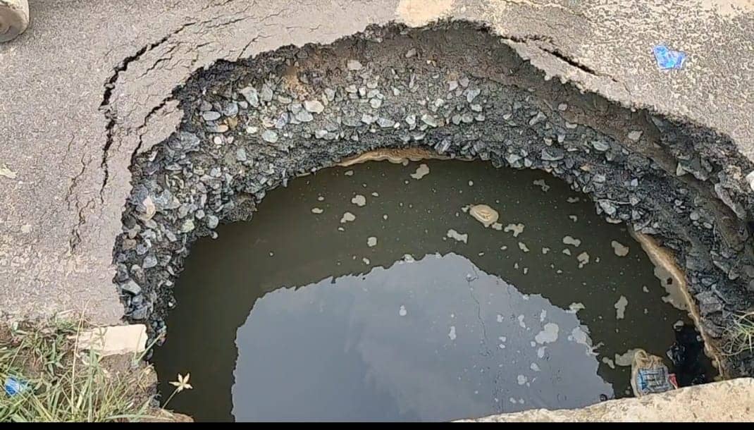 झारखंड की आठ लेन सड़क में धंसान : धनबाद अपनी किस्मत पर रोये की इठलाये !