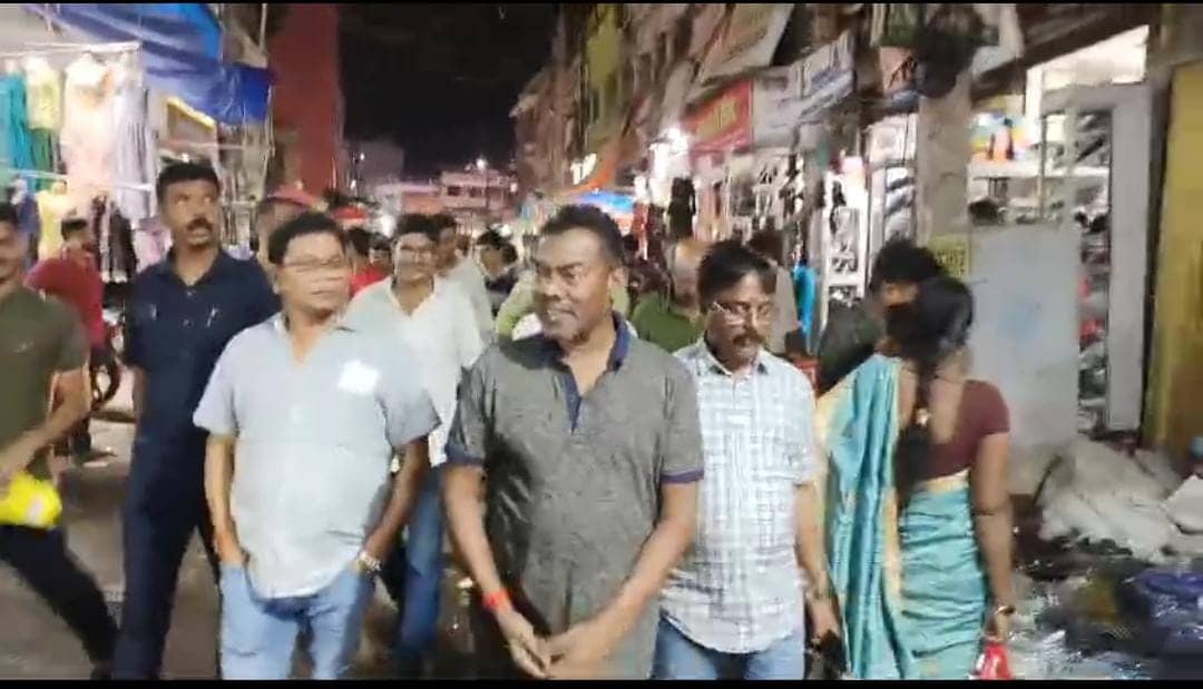 दुमका: टोटो से नगर भ्रमण पर निकले विधायक बसंत सोरेन, पूजा पंडाल का लिया जायजा