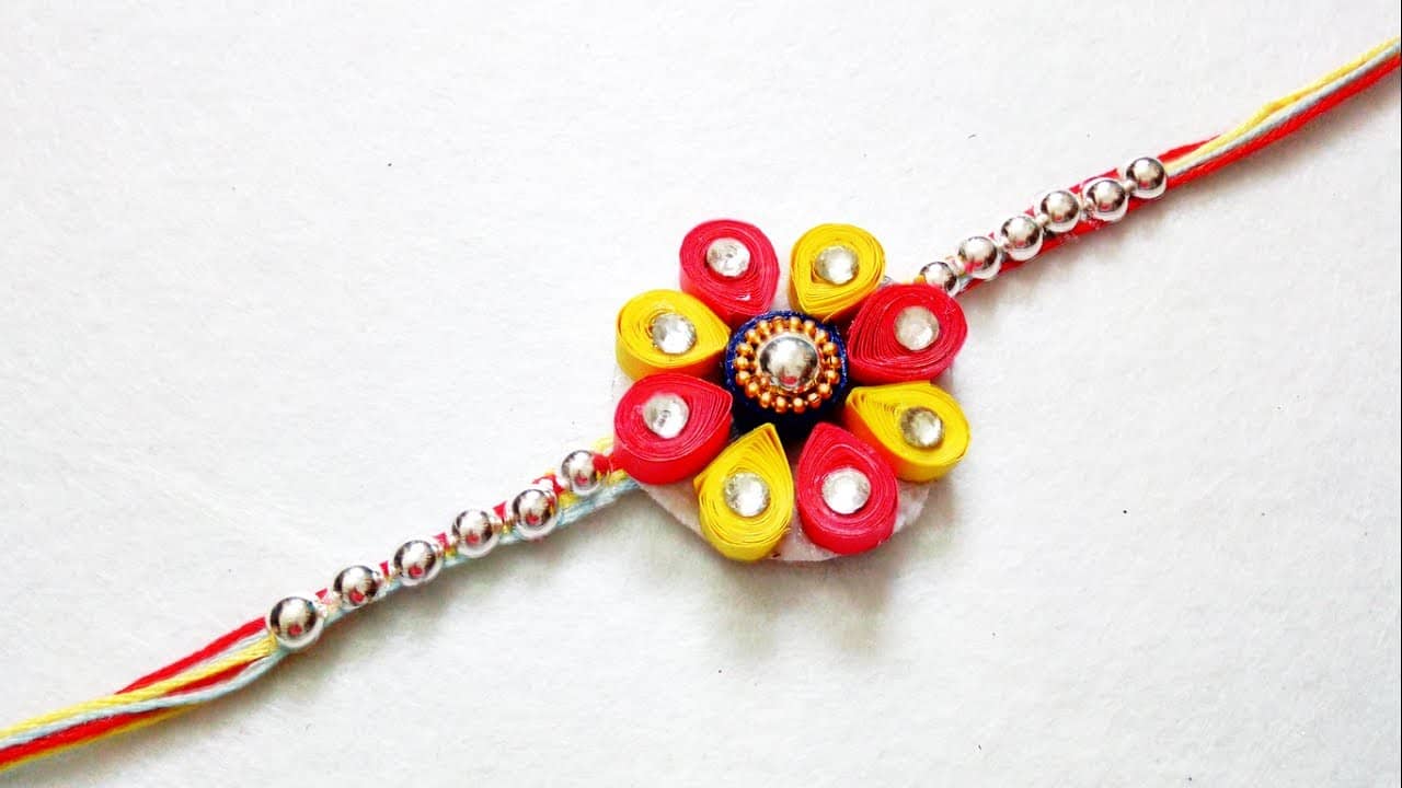 राखी और मिठाई का बाज़ार हुआ गुलज़ार, बाजार में तीन रुपये से लेकर 11 सौ की राखी मौजूद