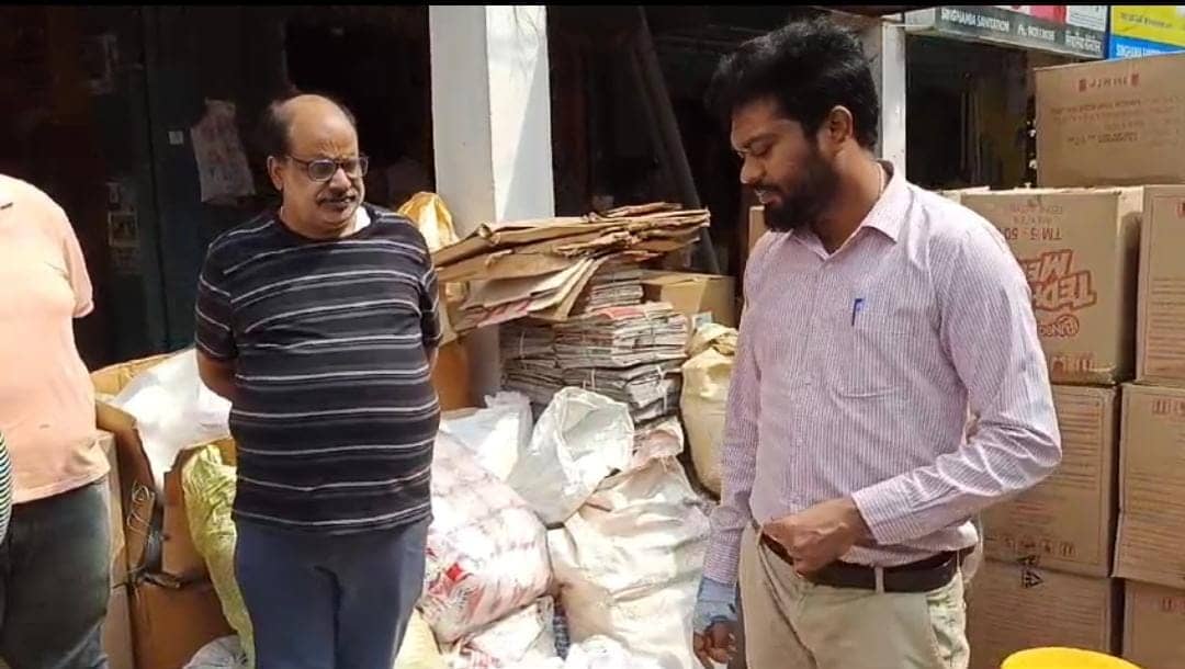 दुमका:  शहर में कई मिष्ठान एवं किराना दुकानों में छापेमारी स्वास्थ्य से खिलवाड़ बर्दास्त नहीं, होगी कार्यवाई: खाद्य सुरक्षा पदाधिकारी