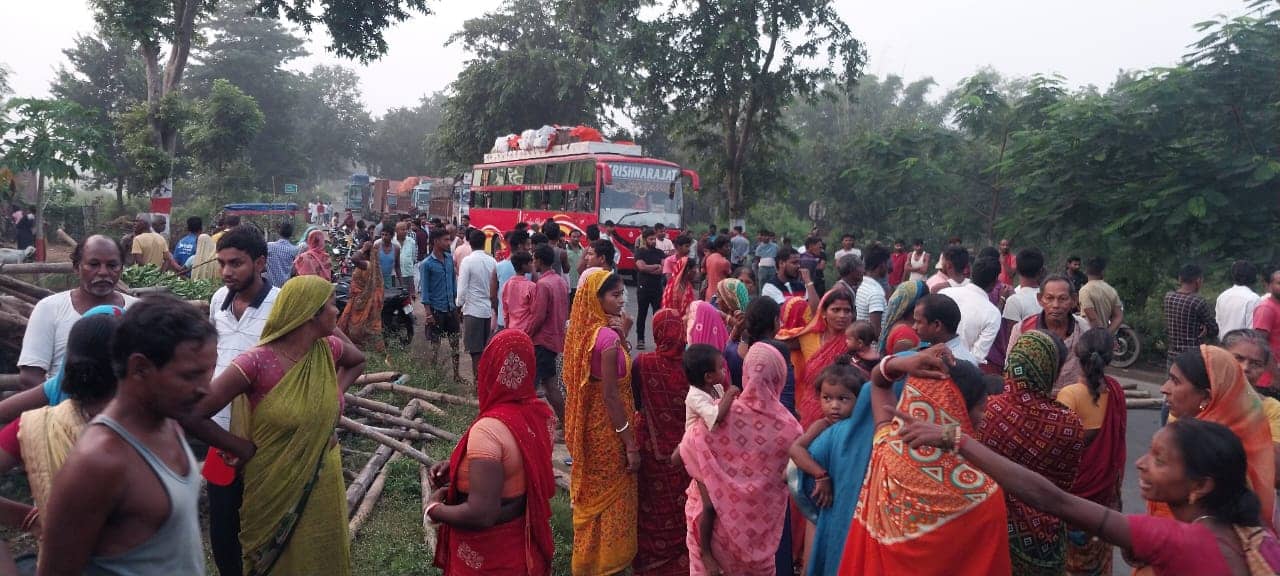 दुमका: घर के बाहर झाड़ू लगा रही महिला को तेज रफ्तार कार ने लिया चपेट में, आक्रोशित लोगों ने किया सड़क जाम