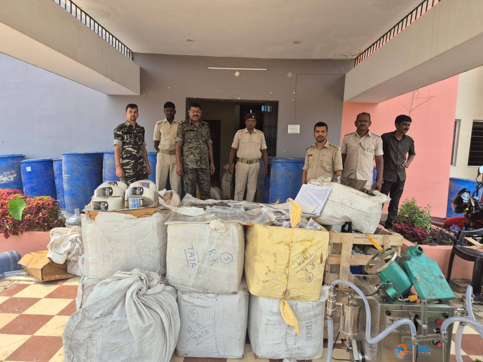 सरायकेला:दुर्गा पूजा और आगामी विधानसभा चुनाव के मद्देनजर दो बंद घर में की गई छापेमारी,शराब बनाने की कई चीजें बरामद