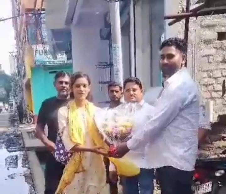 Bihar:जर्जर सड़क और जलजमाव से परेशान लोगों ने अपनाया गांधीगिरी का रास्ता,काम नहीं करने पर वार्ड पार्षद को बुके देकर किया सम्मानित