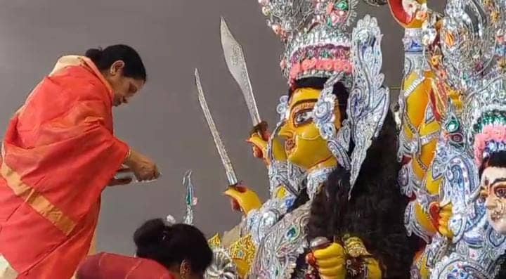 जमशेदपुर:नम आँखों से सिन्दूर खेला कर महिलाओं ने दी माता को विदाई, पढ़े सिन्दूर खेला का महत्व