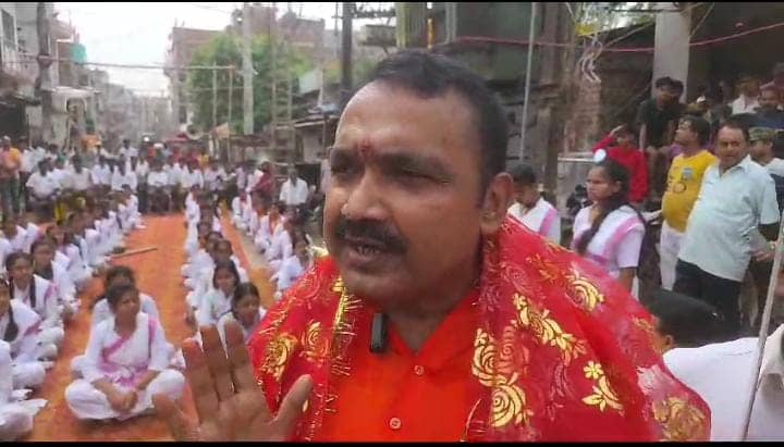 बिहार के ये बीजेपी विधायक दे रहे सांप्रदायिकता को बढ़ावा, पढें विजयादशमी पर बच्चियों को तलवार बांटकर क्या कहा