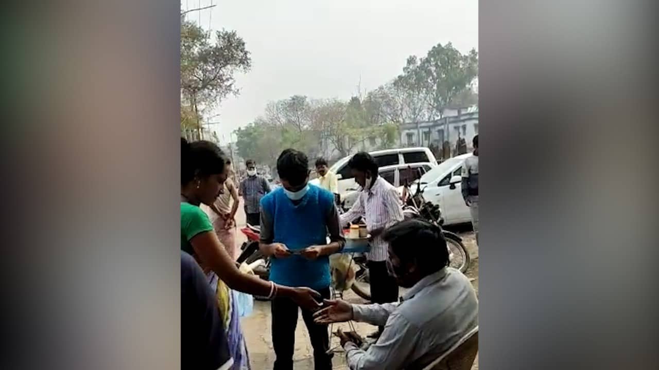 कमाई की अनोखी तरकीब , सुविधा शुल्क के रुप में 20 रुपये  वसूल रहा युवक