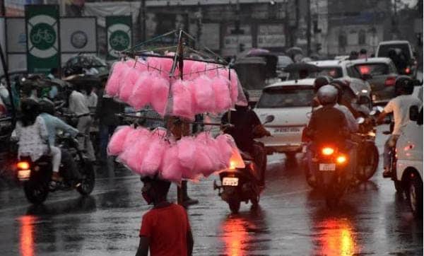 Weather Alert: दुर्गा पूजा के बाद अब छठ दीपावली पर भी मंडरा रहा है बारिश का खतरा!IMD ने किया अलर्ट, पढें आज के मौसम का हाल 