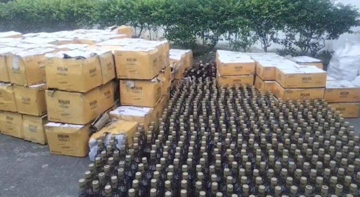 गिरिडीह में नए अंदाज में शराब की जा रही थी शराब की तस्करी, जब ट्रक हुआ दुर्घटनाग्रस्त तो खुल गई पोल, शराब की खेप देख उड़े पुलिस के होश