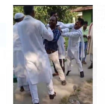 कल्याण मंत्री के साले ने राजस्व कर्मचारी को जूते-चप्पल से पीटा, वीडियो सोशल मीडिया पर वायरल, गिरफ़्तारी के लिए पुलिस कर रही छापेमारी  