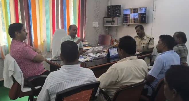 विधानसभा चुनाव को लेकर शिकारीपाड़ा बीडीओ ने राजनीतिक दल के नेताओं के साथ की बैठक