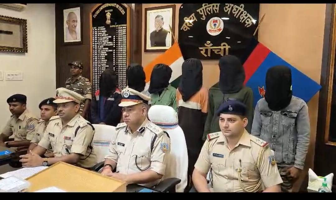 रांची: डकैती की योजना बनाने वाले गिरोह को पुलिस ने दबोचा, हथियार और कैश बरामद