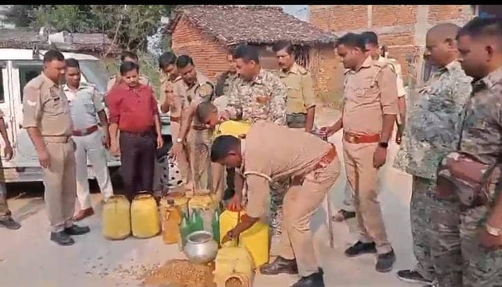 झारखंड विधानसभा चुनाव को लेकर गढ़वा पुलिस सख्त, अवैध शराब के खिलाफ छापेमारी में सैकड़ों लीटर शराब किया नष्ट