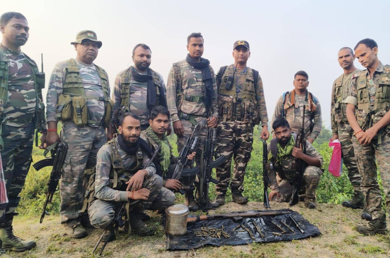 पलामू पुलिस का नक्सलियों के खिलाफ बड़ी कार्रवाई, भारी मात्रा में कारतूस सहित हथियार बरामद