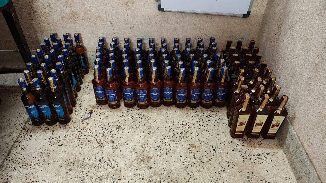 दुमका: टाटा सुमो में लेकर जा रहा था अंग्रेजी शराब, दो व्यक्ति गिरफ्तार 