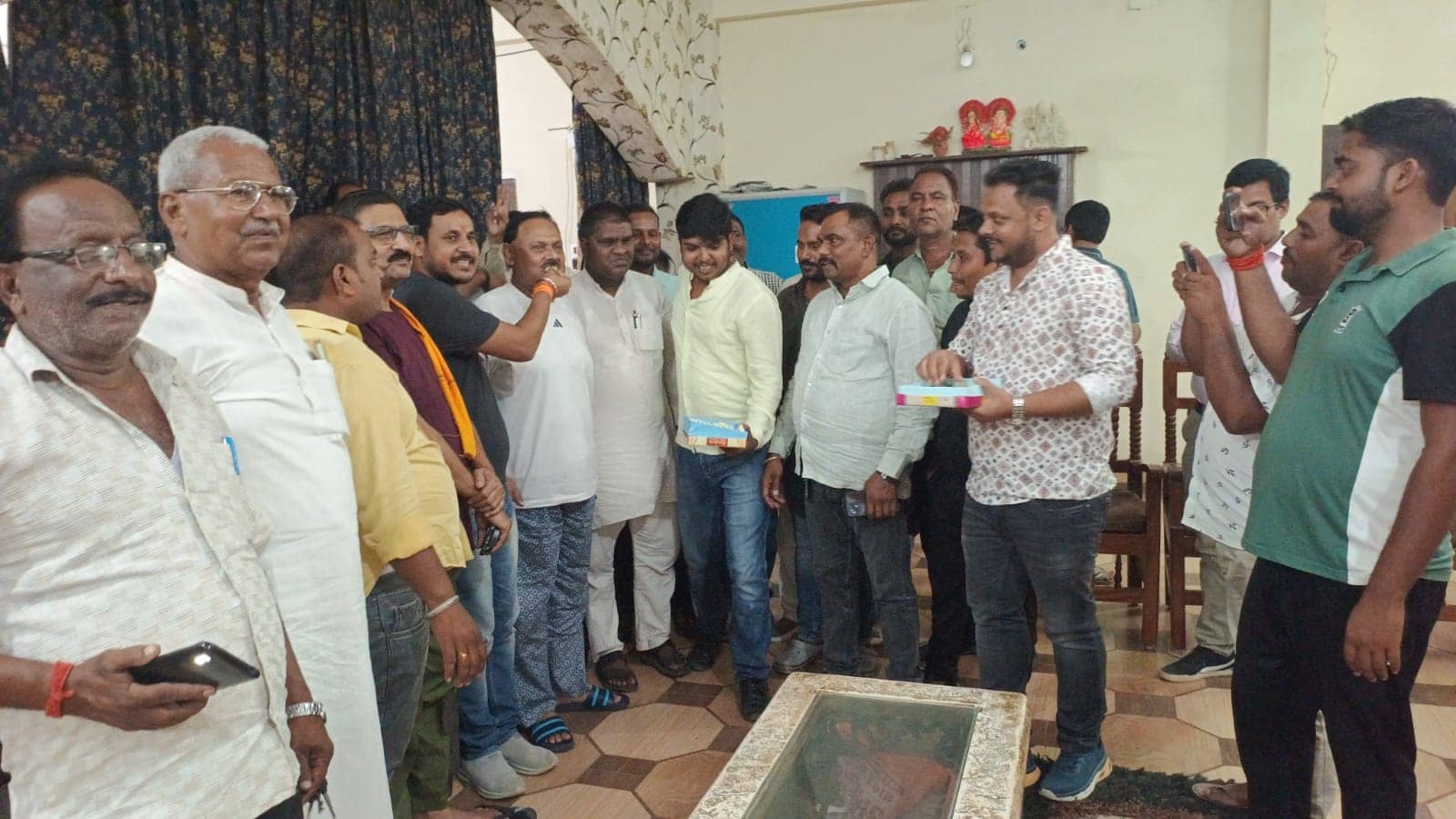कमलेश सिंह के नाम की घोषणा होते ही जश्न में डूबे कार्यकर्ता!एक दूसरे को मिठाई खिला कर देने लगे बधाई