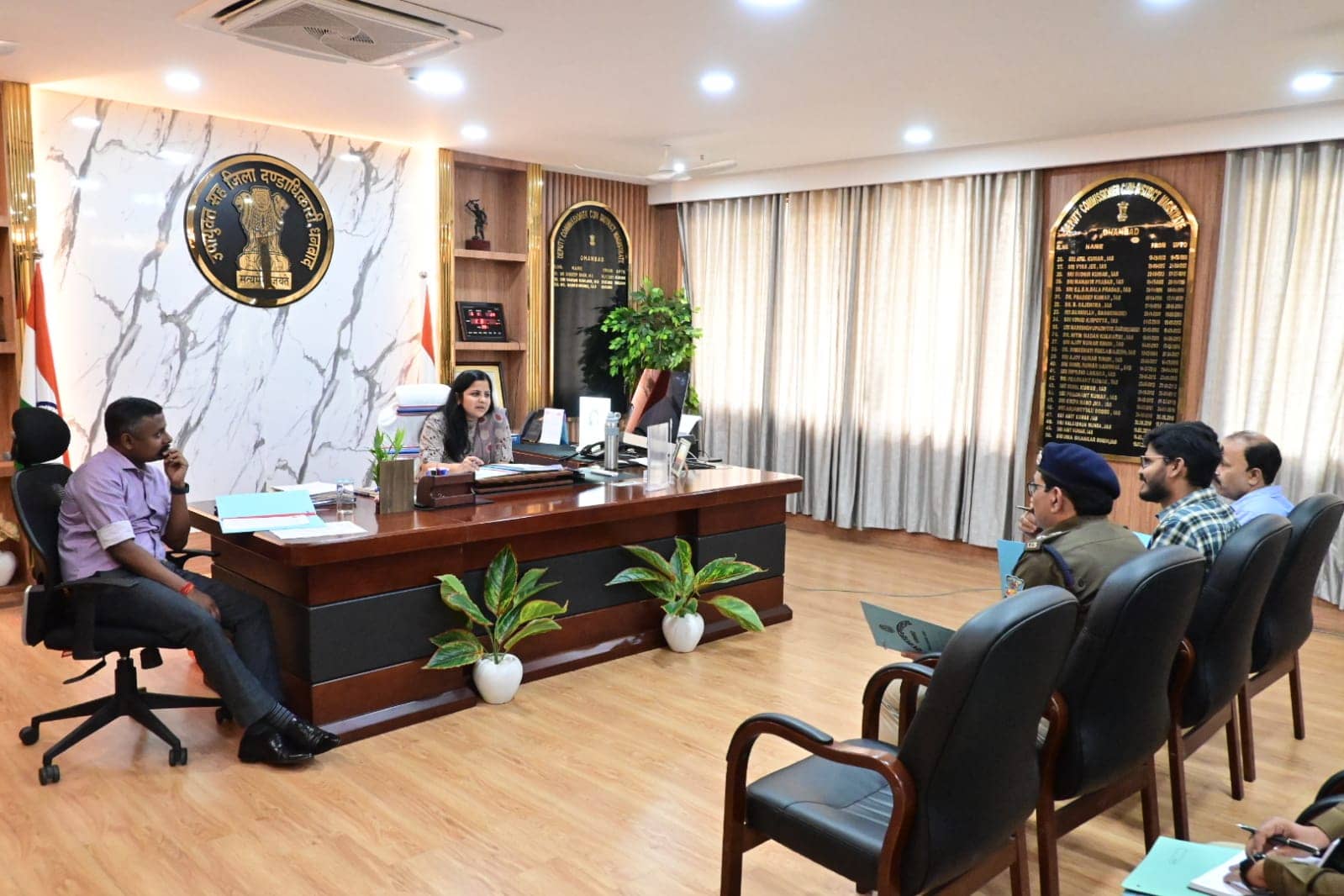 आदेश : कार्य अवधि के बाद बैंक के गार्डो को जमा कराने  होंगे हथियार 