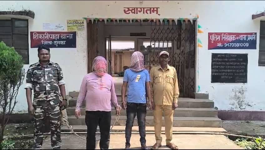 दुमका: शिकारीपाड़ा हाट में अवैध लॉटरी टिकट बेचते दो गिरफ्तार, चार फरार