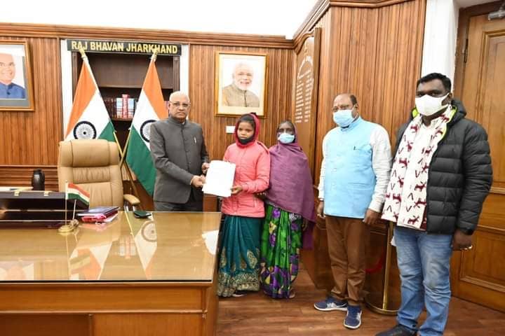 सिमडेगा मॉब लिंचिंग मामले में राज्यपाल से मिला मृतक का परिवार, अमर बाउरी भी रहे मौजूद