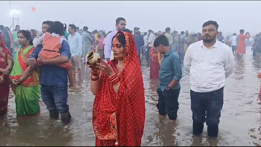 Chhath Puja 2024: उदीयमान सूर्य को अर्घ देने के बाद 4 दिवसीय छठ पर्व का हुआ समापन