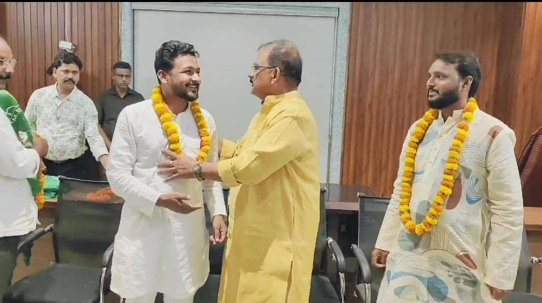 जयराम महतो की पार्टी JKLM के प्रत्याशी ने थामा JMM का दामन, मंत्री मिथिलेश ठाकुर ने पार्टी में किया स्वागत 