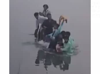 Breaking : छपरा में छठ के दौरान हादसा: चंद सेकेंड में नाव पलटी, 2 की मौत, 8 सुरक्षित, देखें वीडियो