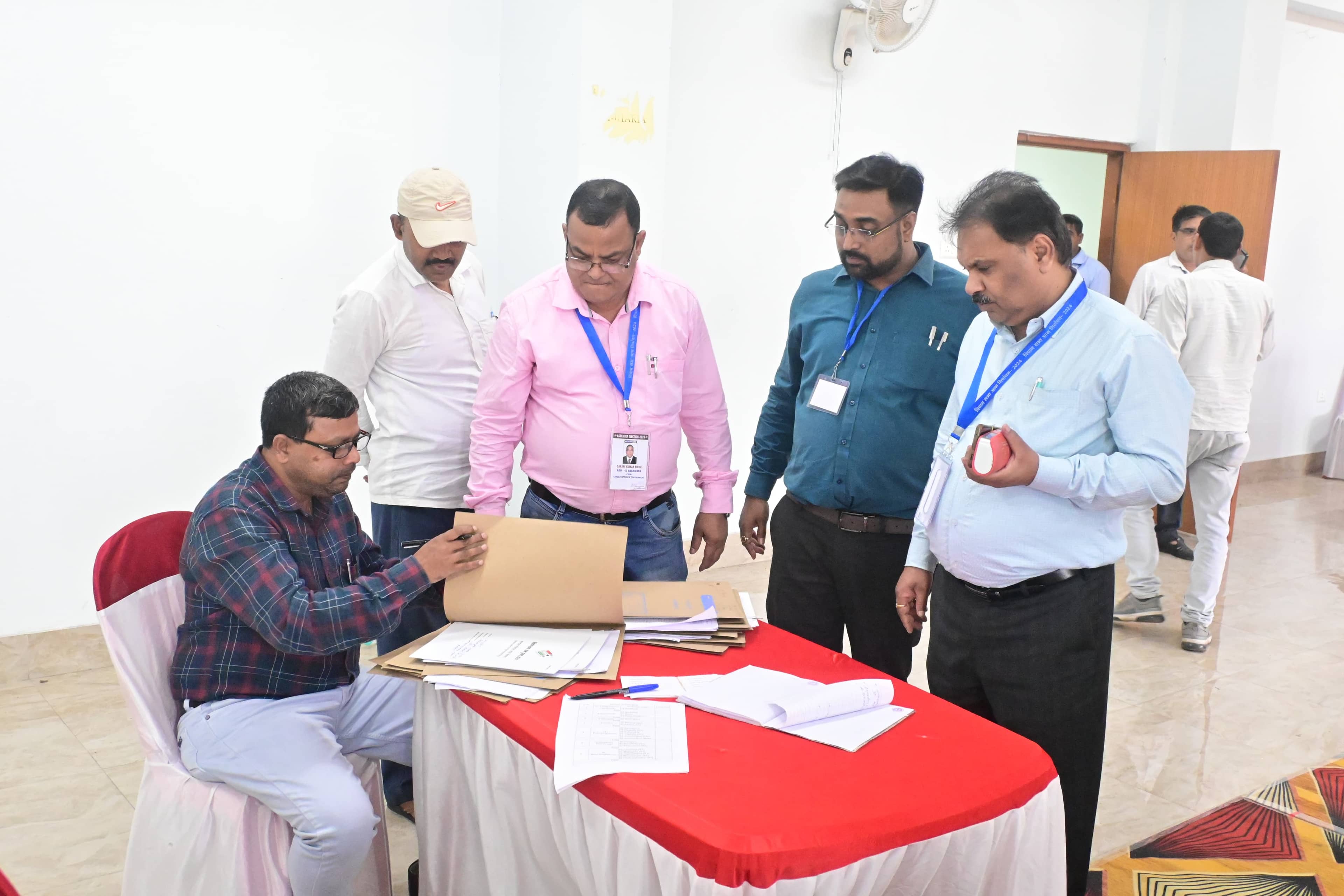 धनबाद में पोस्टल बैलट से मतदान शुरू, पढ़िए पोस्टल बैलट से मतदान की क्या है तिथि निर्धारित 