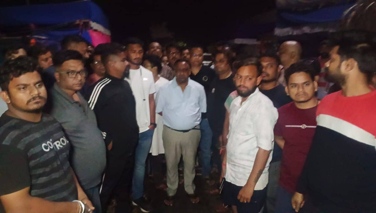 जमशेदपुर में शॉर्ट सर्किट से आठ दुकानें जलकर राख, मंत्री ने मुआवजा दिलवाने का दिया आश्वासन 