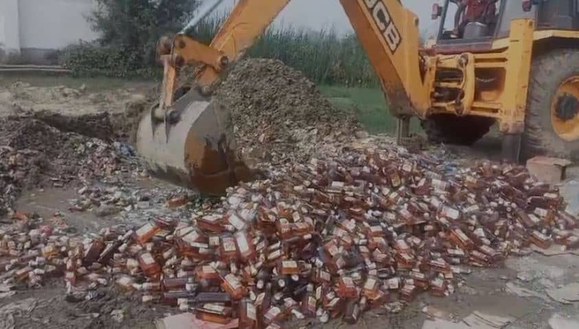 बक्सर में 28 लाख की शराब पर चला प्रशासन का बुलडोजर, साढ़े तीन हजार लीटर शराब किए गए नष्ट