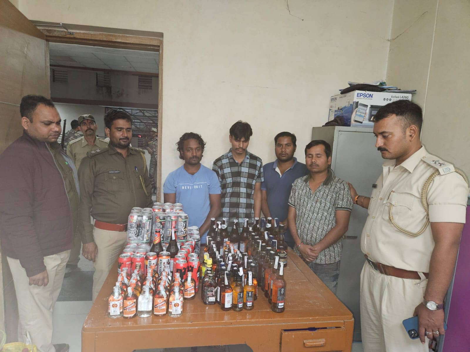 रांची:  ड्राई डे में चोरी छिपे बेचा जा रहा था शराब, पांच गिरफ्तार