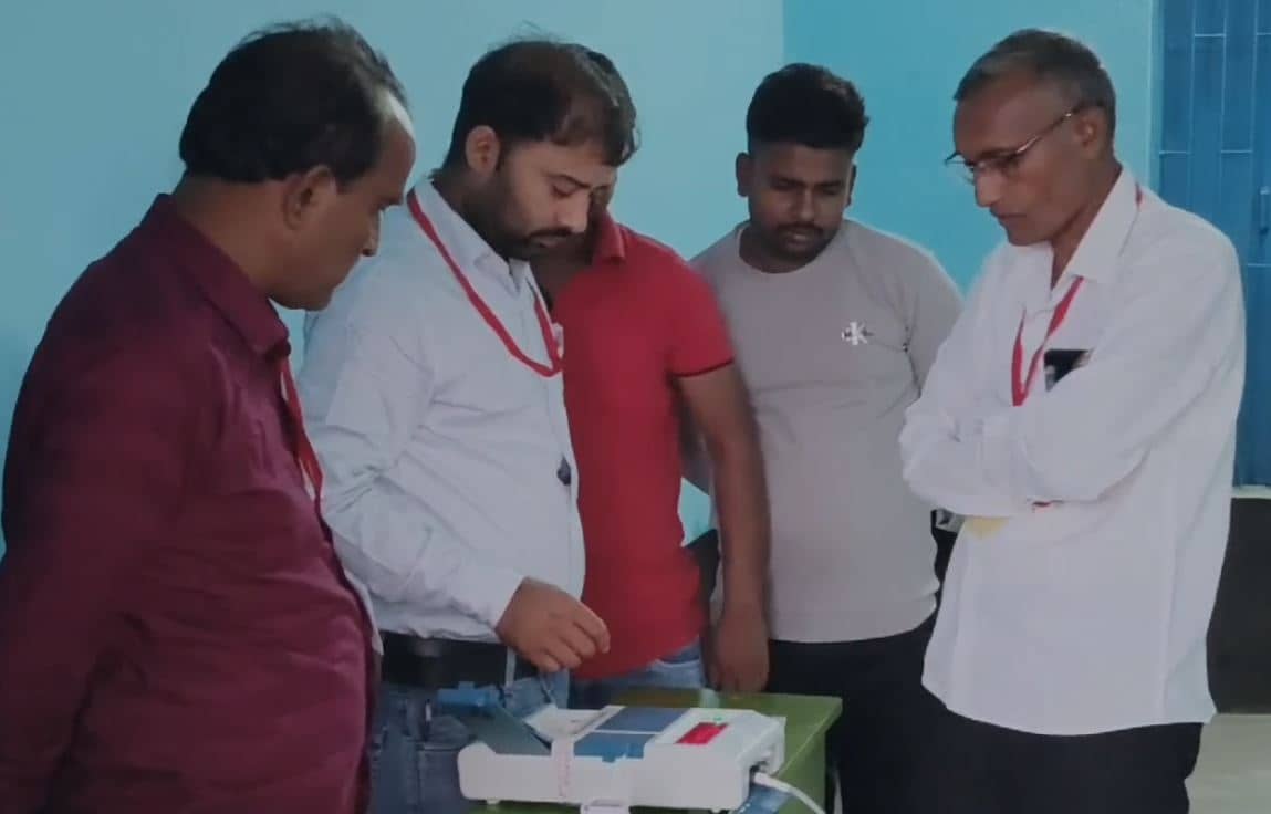 Bihar News: रामगढ़ में विधानसभा उप चुनाव को लेकर मतदान जारी, 5 प्रत्याशियों के भाग्य का फैसला ईवीएम में होगा कैद