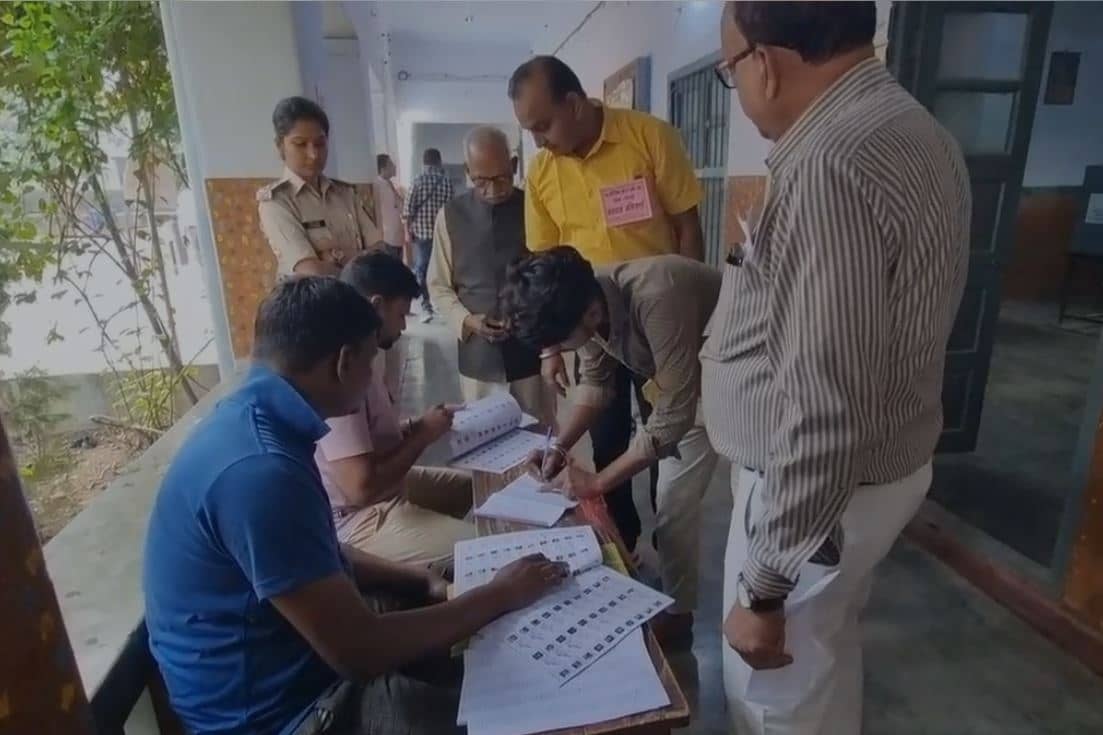 Bihar News: तरारी विधानसभा उपचुनाव को लेकर जिलाधिकारी ने लोगों से की मतदान करने की अपील, कहा- भयमुक्त होकर डाले वोट