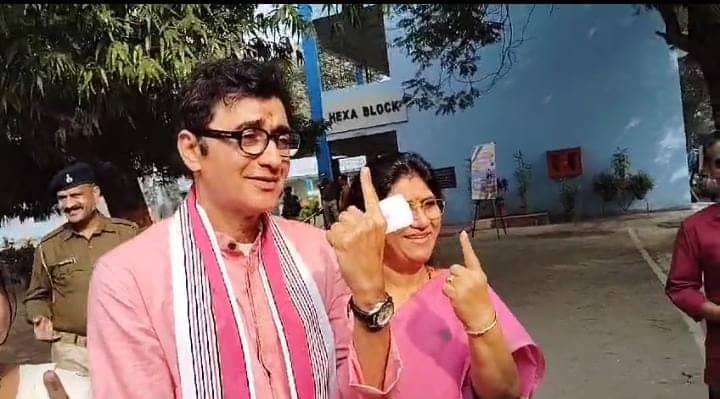 पूर्वी विधानसभा सीट से कांग्रेस प्रत्याशी डॉ अजय कुमार ने पत्नी संग किया मतदान, पढे़ं लोगों से क्या कहा