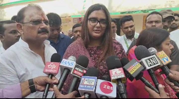 Garhwa News:जेएमएम प्रत्याशी मिथिलेश ठाकुर ने सपरिवार किया मतदान, लोगों से की वोट की अपील