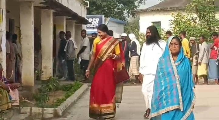 Jharkhand Election:जिलिंगोड़ा में कड़ी सुरक्षा के बीच शुरू हुआ मतदान, भाजपा प्रत्याशी बाबूलाल सोरेन ने किया मतदान