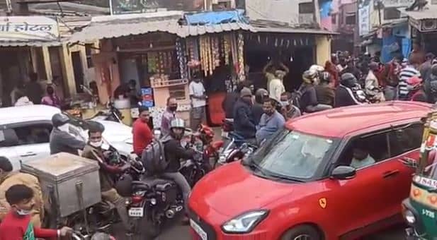 झरिया में गाड़ियां  चलती नहीं..रेंगती है, जिधर देखिये जाम ही जाम