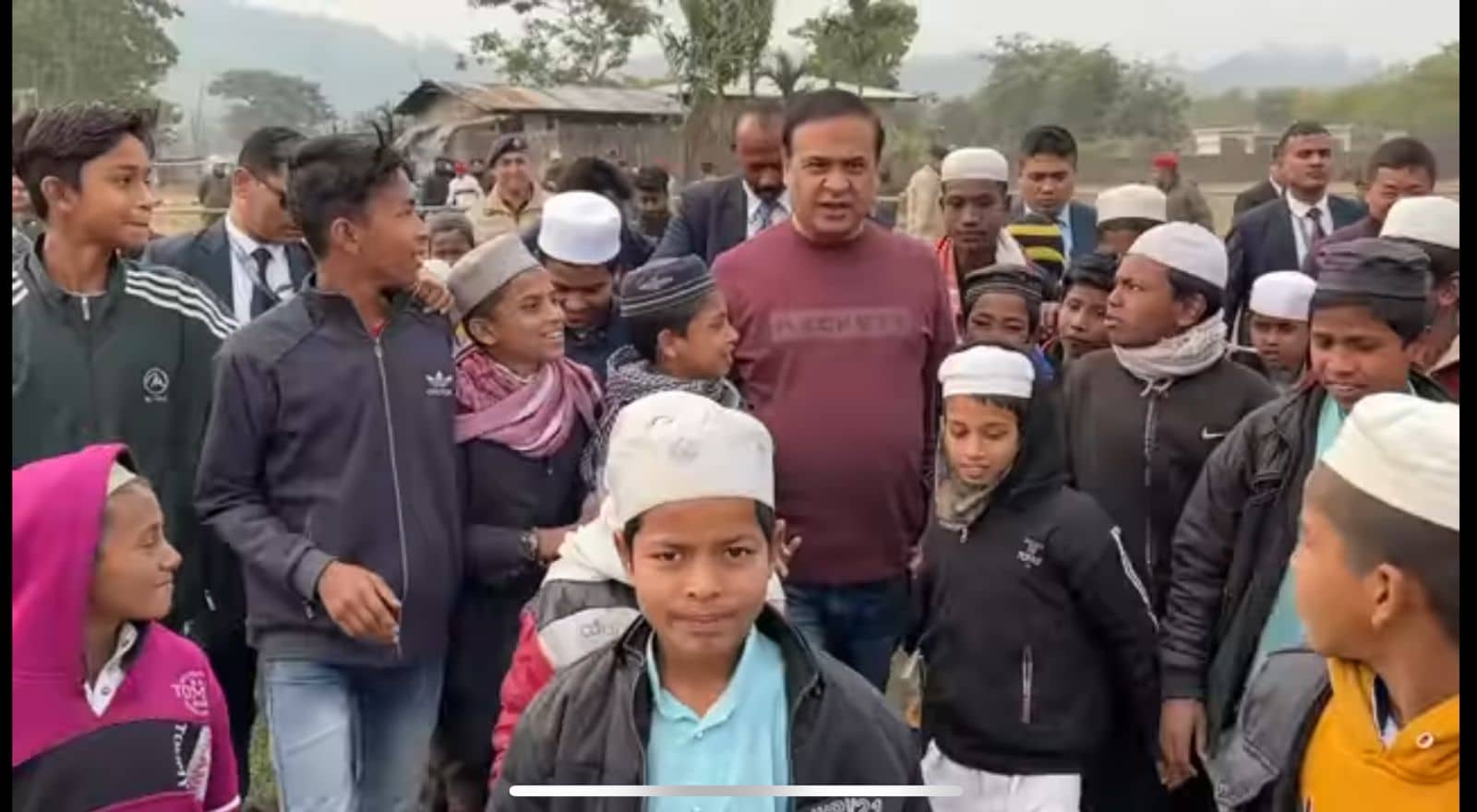 फिर सुर्खियों में हिमंता,सोशल मीडिया पर खूब वायरल हो रहा वीडियो!देखिए कैसे मदरसे में पढ़ने वालों बच्चों को हेलिकॉप्टर में बैठाया